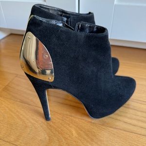 DV DOLCE VITA BLACK PLATFORM BOOTIES WITH GOLD PLATED ACCENT- SIZE 8